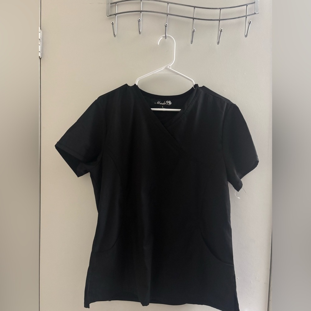 Made 2 Love Scrub Top Size L Black Pull Over Short Sleeve Pockets V Neck - Picture 2 of 11